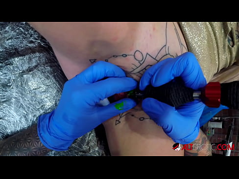 ❤️ Extremt tatuerade snyggingen Sully Savage fick en tatuering på sin klitoris ❤️ Sexvideo at sv.battlepass-bonuse.ru ❤